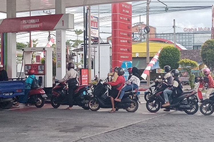 Sejumlah SPBU di Lumajang Digeruduk Warga, Rela Antri Lama Demi Beli Pertalite Murah