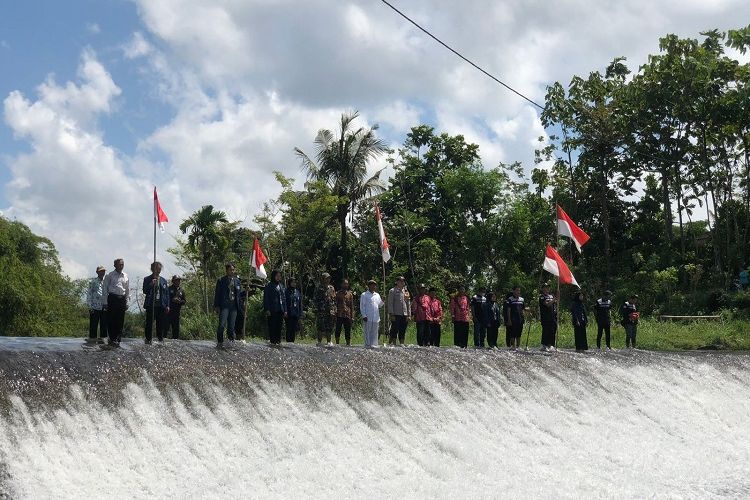 Unik, Warga Desa Mojosari Lumajang Gelar Upacara HUT Kemerdekaan RI ke-77 di Tengah Dam Jurang Dawir