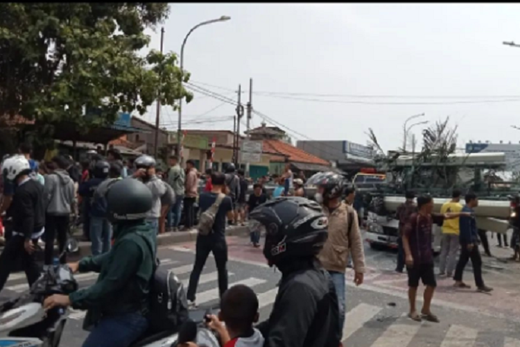 Kecelakaan di Bekasi, Truk Kontainer Tabrak Halte yang Dipenuhi Anak SD, Telan 10 Korban Jiwa