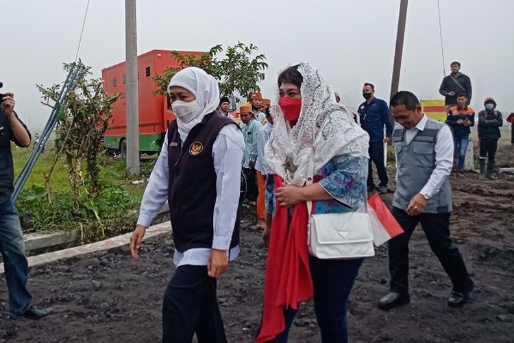 Gubernur Jatim, Khofifah Indar Parawansa Resmikan Jembatan Penghubung Darurat di Lumajang