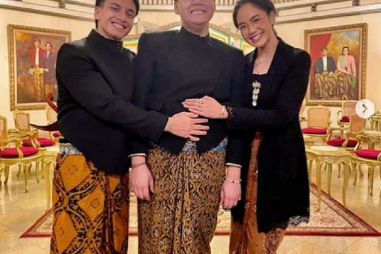 Jefri Nichol Ikut Kirab Ritual Malam 1 Suro di Solo, Tertangkap Kamera Sedang Gandeng Rania Yamin