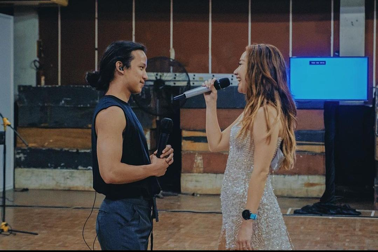 Ray Prasetya Banjir Hujatan Usai Cium Bunga Citra Lestari Diatas Panggung, Netizen: Itu Ngga Sopan Namanya