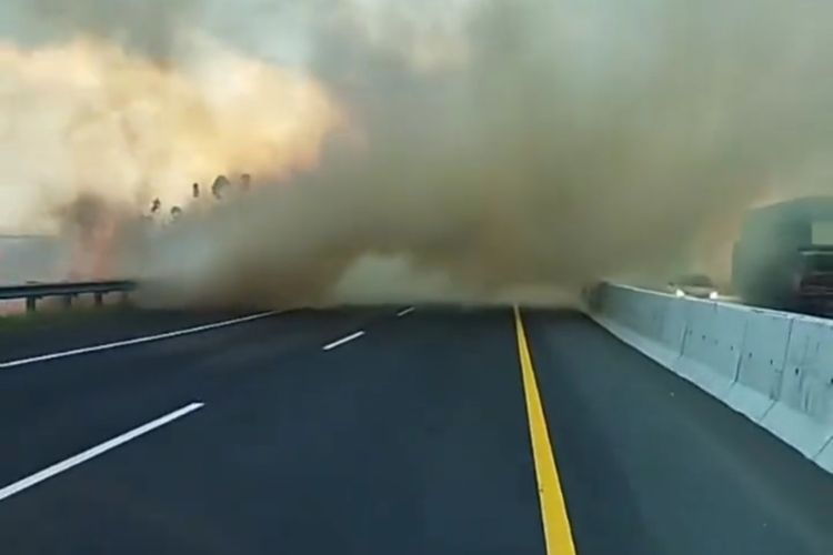 Terulang Lagi, Asap Pembakaran dekat Jalan Tol Buat Jarak Pandang Terbatas, Bisa Sebabkan Kecelakaan Fatal!