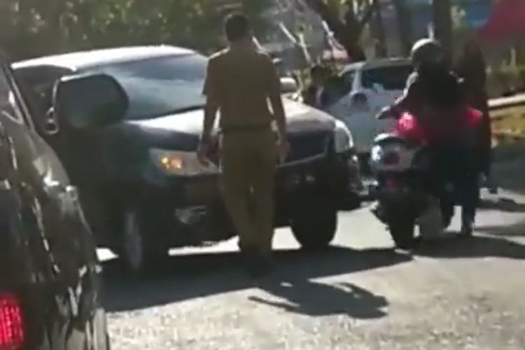 Oknum ASN di Sinjai Viral Usai Tendang Motor Emak-emak hingga Terjatuh
