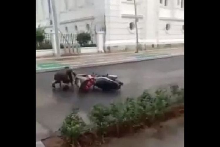 Viral Video Pengendara Motor Jatuh di Kota Tua, Begini Penjelasan Tentang LEZ yang Tidak Boleh Dilewati Motor