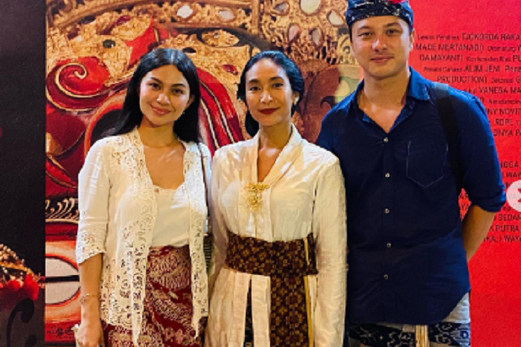Ariel Tatum Foto Bareng Nicholas Saputra dan Happy Salma di Sudamala, Posenya Bikin Fans Salah Fokus