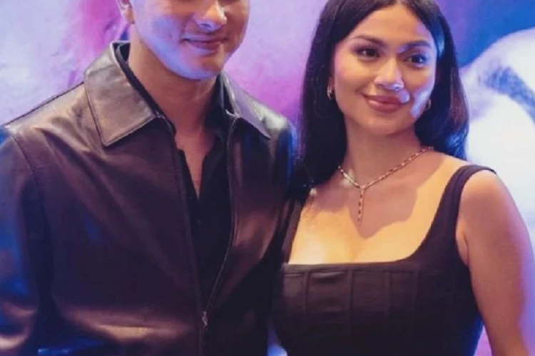 Kelanjutan Hubungan Ariel Tatum dan Nicholas Saputra Menurut Ramalan Tarot: Simbol Pedang?