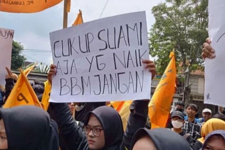 Tulisan Spanduk Bernada Satire dalam Demo PMII di DPRD Lumajang Ngena Banget Singgung Kenaikan Harga BBM
