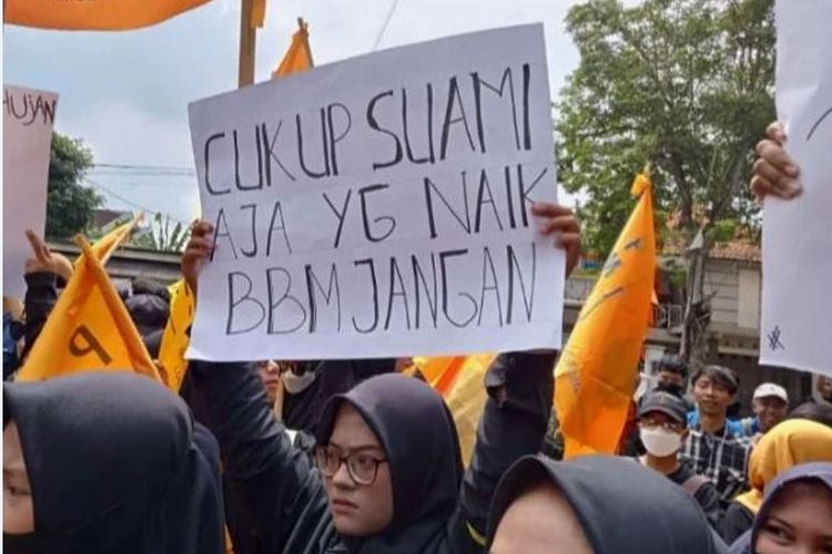 Mahasiswi Bawa Poster Bernada Seksis saat Demo Tolak Harga BBM Naik di DPRD Lumajang, Jadi Sorotan