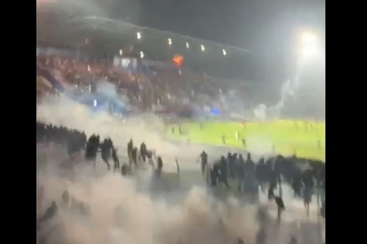 Arema FC Kalah dari Persebaya di Kandang Sendiri, Aremania Ricuh: 2 Orang Meninggal Dunia