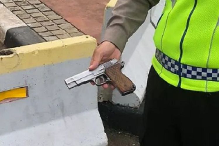 Berlangsung Dramatis! Seorang Wanita Menerobos Istana Presiden dan Todongkan Senjata Api