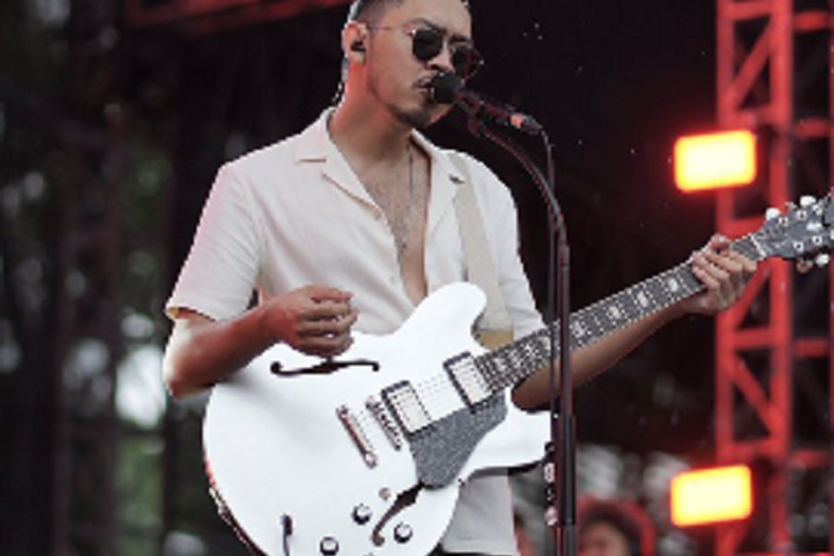 Pamungkas Trending Twitter Usai Gesek HP Penonton ke Alat Vital Saat di Atas Panggung, Netizen: Jijik Banget