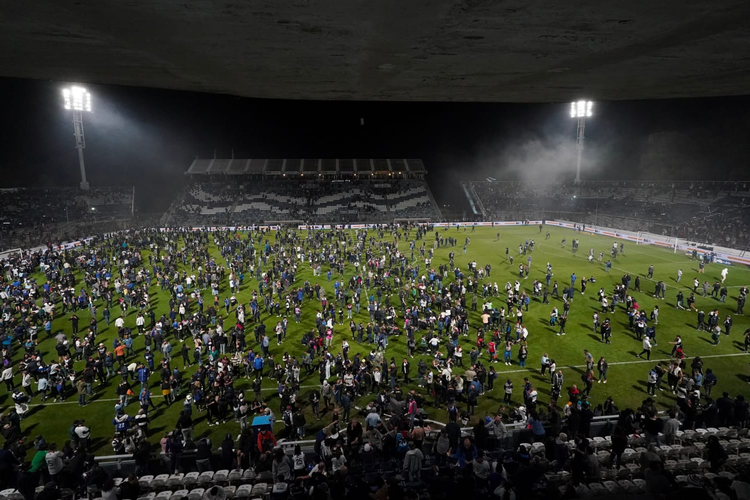 Mirip Tragedi Kanjuruhan, Ricuh Pertandingan Liga Argentina Hingga Tembakan Gas Air Mata, 100 Orang Luka