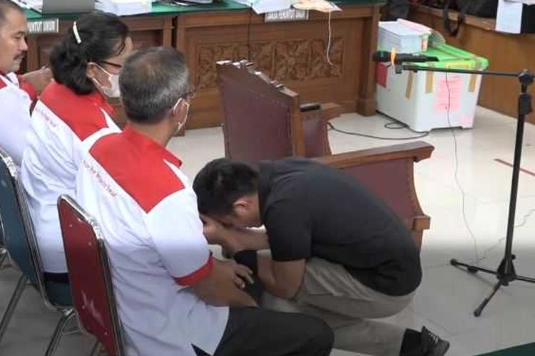 Bharada E Terlihat Menyesali Perbuatannya dan Tunduk Dihadapan Keluarga Brigadir J, Ferdy Sambo Gimana?