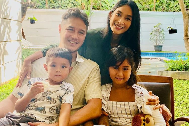 Happy Salma Buka Suara Mengenai Dirinya yang Posesif ke Anak Soal Gadget, Ternyata Ini Alasannya