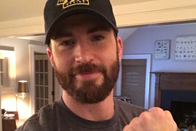 Chris Evans dan Alba Baptista Ketahuan Jalan Bareng di Central Park, Beneran Kencan atau Liburan Saja ?