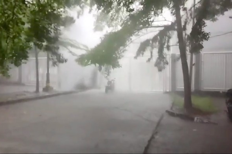 Warga Bekasi Dikejutkan dengan Fenomena Hujan Air Terjun, Begini Penjelasan BMKG