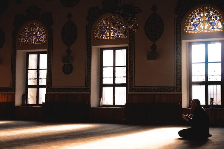 Keutamaan Sholat di Barisan Shaf Pertama akan Didoakan Oleh Rasulullah Kata Syekh Ali Jaber