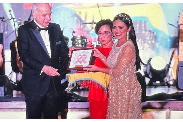 Krisdayanti Raih Penghargaan dari Malaysian AIDS Foundation hingga Berkolaborasi dengan Designer Ternama