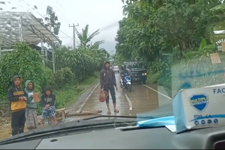 Viral Warga Lokal Ini Cegat Relawan Bawa Bantuan Gempa Bumi Cianjur, Ternyata Begini Endingnya