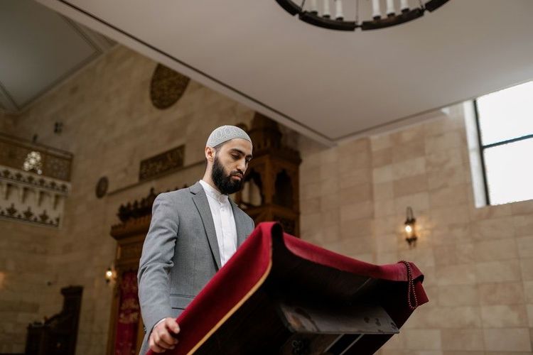 Materi Khutbah Jumat Singkat Tema Gugurkan Dosa dengan Sholatmu, Simak Lengkapnya di Sini