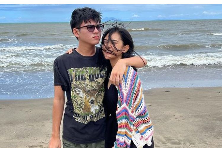 Ziva Magnolya dan Rey Bong Diterjang Ombak Saat Sedang Menikmati Suasana Pantai Bersama-sama