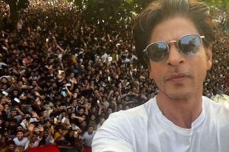 Berulang Tahun ke 57! Rumah Shah Rukh Khan Dikerubungi Para Fans