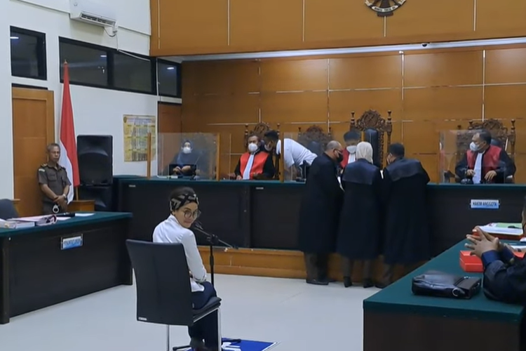Nikita Mirzani Jalani Sidang Perdana atas Kasusnya dengan Dito Mahendra, Tampil Sumringah dan Percaya Diri