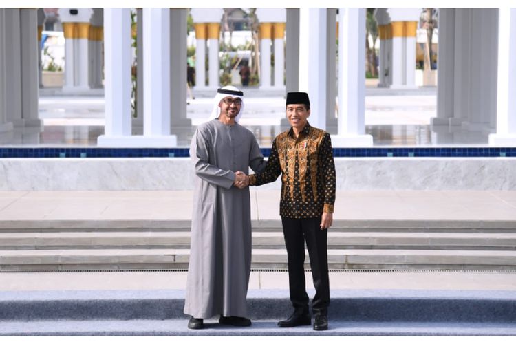 Jokowi dan Presiden UEA MBZ telah  meresmikan Masjid Raya Sheikh Zayed di Kota Surakarta, Jawa Tengah