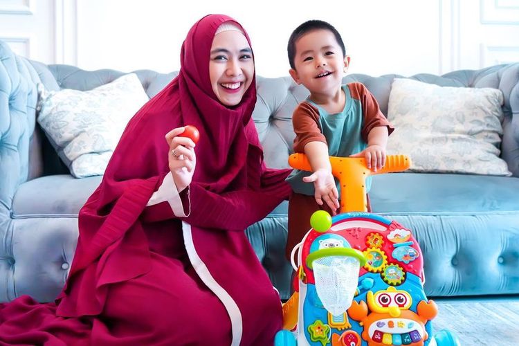 Oki Setiana Dewi Lakukan Terapi Stem Cell untuk Anak Keempatnya, Hasilnya Begini…