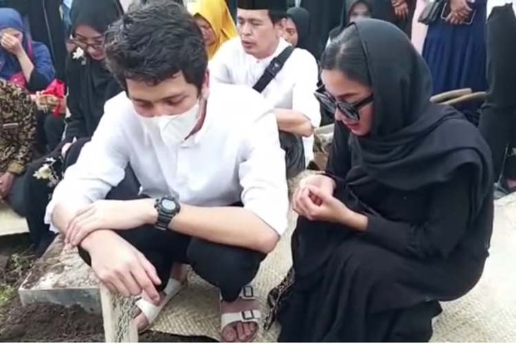 Ibunda Rendi Jhon Meninggal Dunia, Glenca Chysara Turut Antar Almarhumah hingga ke Pusara Terakhir