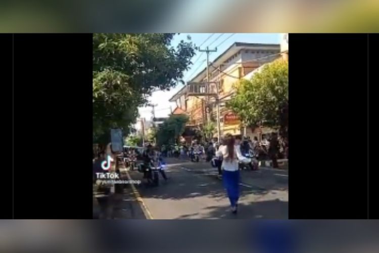 Viral Wanita Berbaju Putih Nekat Trobos Rombongan Presiden Jokowi, Netizen: Sinetron Apalagi Ini?!