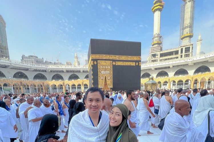 Ayu Dewi Bagikan Postingan Pergi Umrah Bersama Regi Datau, Netizen: Semoga Selalu Mesra