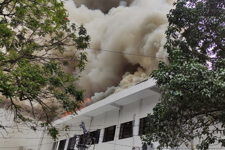 Gedung Balai Kota Bandung Kebakaran, Kepulan Asap Membumbung Tinggi ke Langit-Pegawai Berlarian