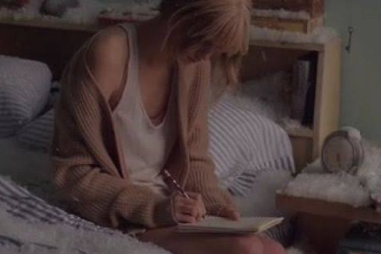 Yuk, Jalani Hari Kamu dengan Daftar Lagu Tema Bulan Desember Terbaik Ini, dari Taylor Swift hingga Coldplay