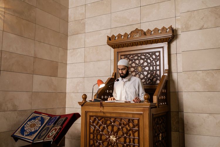 Khutbah Jumat Edisi 23 Desember 2022 tentang Pentingnya Mengutamakan Fungsi Gengsi agar Selamatkan Manusia