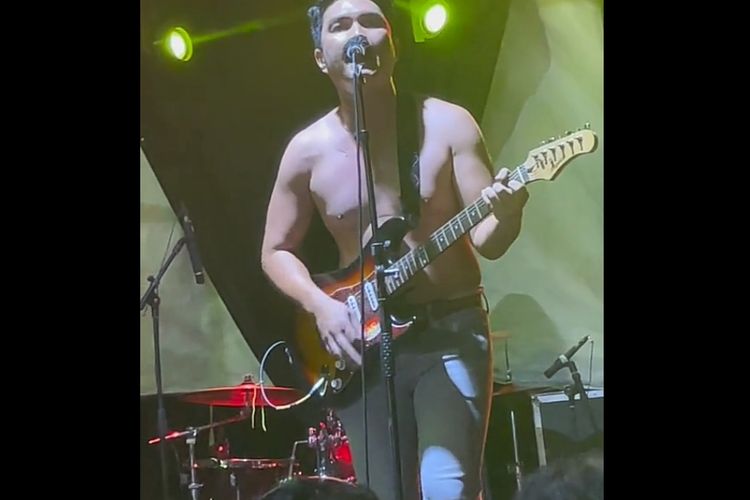 Aldi Taher Telanjang Dada saat Nyanyikan Lagu Oasis Pancing Reaksi Warganet