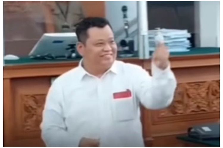Kuat Ma’ruf Memberi Finger Heart ala Oppa Korea pada Wartawan dan Pengunjung di Persidangan Brigadir J