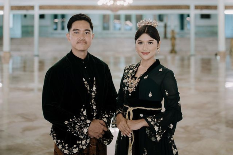 Iriana Jokowi Colek Kaesang Pangarep saat Acara Ngunduh Mantu, Begini Reaksi Erina Gudono