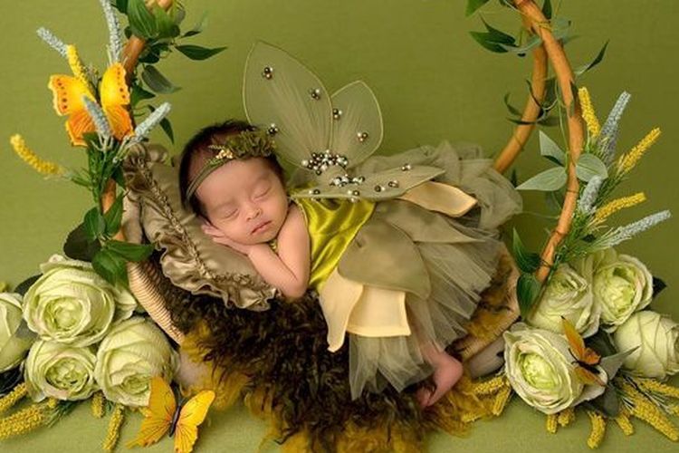 7 Momen Photoshoot Baby Razeta Ponakan Ayu Ting  Ting, Tampil Menggemaskan dengan Wajah Imutnya