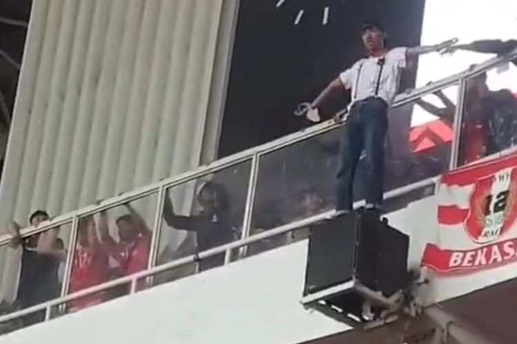 Disebut Norak, Viral Seorang Suporter Indonesia Nekat Naik Speaker, Ternyata Begini Endingnya