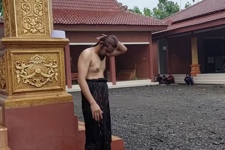 Gus Samsudin Dikabarkan Gila: Ngaku Syekh, Makan Sampah dan Arak Bangkai Tikus ke Seluruh Komplek