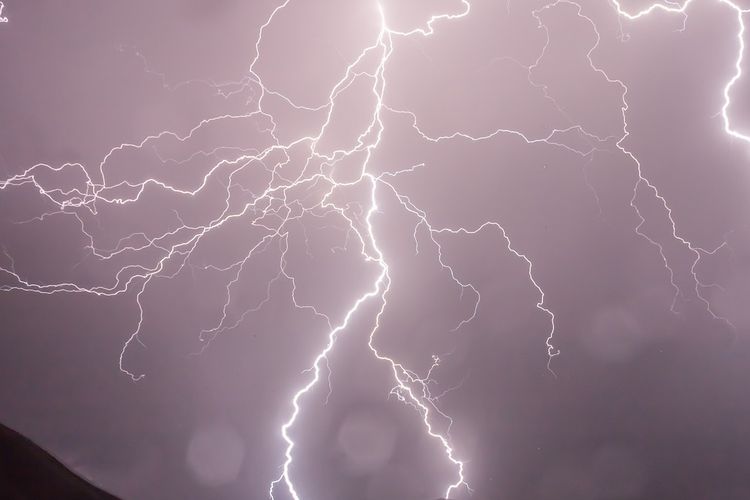 Data Prakiraan Cuaca Kota Bandung Hari Ini, Senin 9 Januari 2023: BMKG Himbau Waspada, Potensi Hujan Petir!