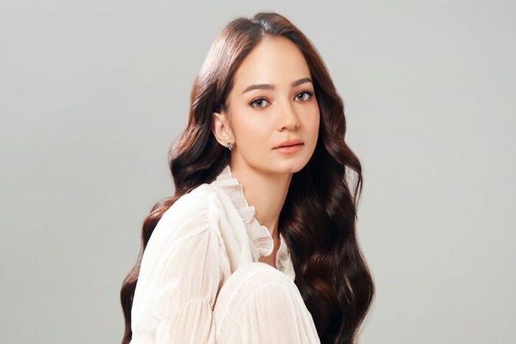 Artis Enzy Storia Bagikan Cerita Soal Skripsi hingga Dapat Rezeki Bisa Nonton Konser Sheila on 7 Secara Gratis