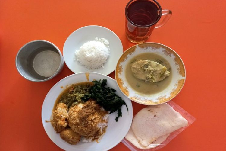 Ramai di Twitter, Kamu Masuk Tim Makan Nasi Padang Pakai Tangan atau Sendok?