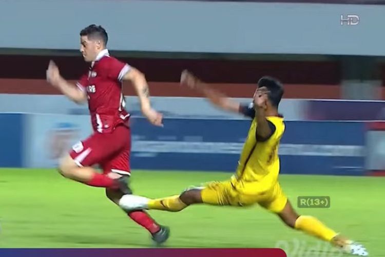 Alexis Messidoro Mendapat Tekel Brutal dari Pemain Persikabo 1973, Keputusan Wasit Liga 1 Banjir Kritik