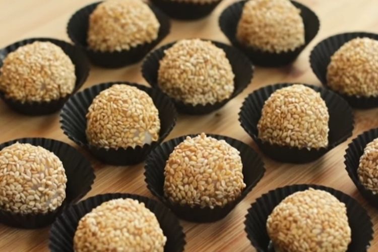 Resep Mochi Wijen Isi Kacang Khas Semarang ala Devina Hermawan, Lengkap dengan Cara Membuatnya!