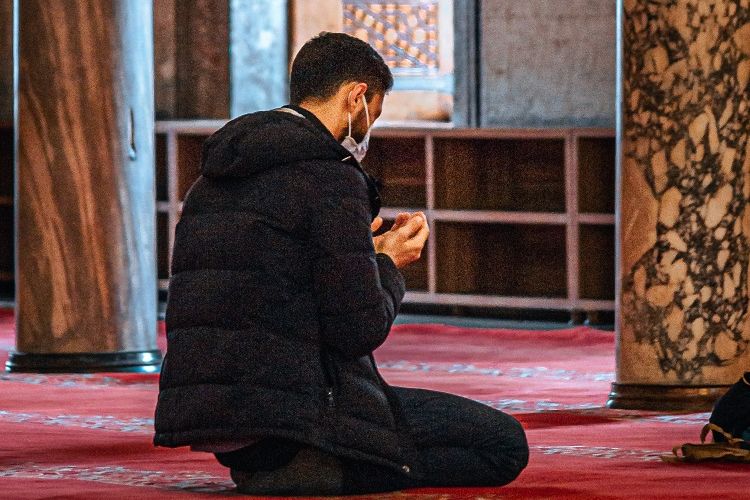 Keistimewaan Malam Nisfu Syaban yang Gak Boleh Terlewat, Salah Satunya Waktu Doa Lebih Cepat Terkabul