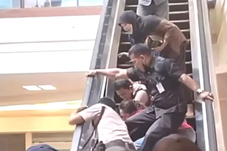Ngeri! Tangan Balita Terjepit di Eskalator Mall, Suara Tangisan Terdengar Kencang