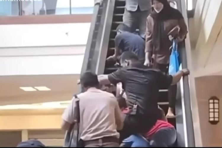 Tangan Balita Terjepit Eskalator Mall, Netizen Langsung Sorot Peran Ibu Korban